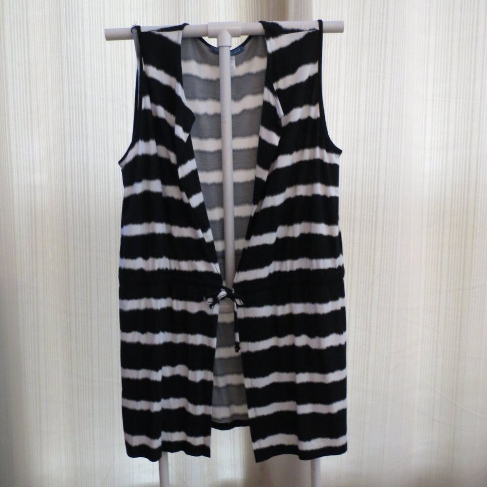 Chic Black and White Tank Top with Striking Stripes